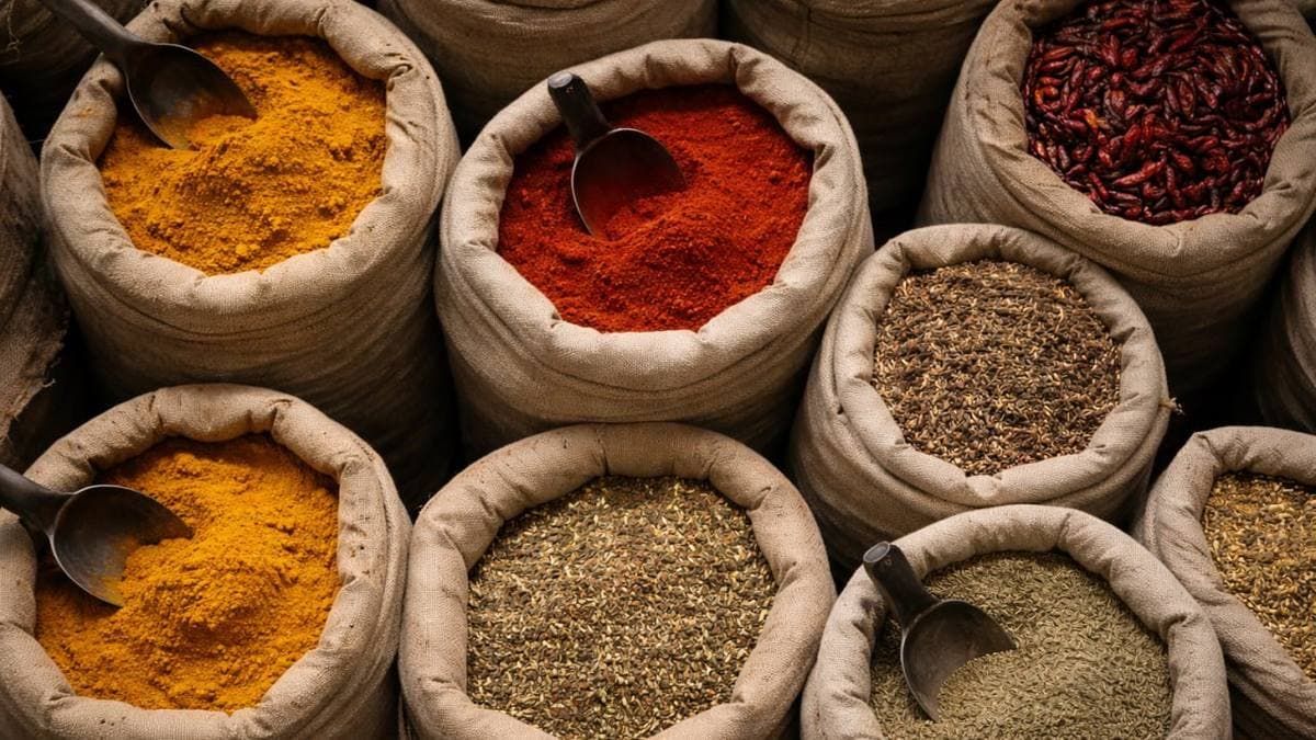 Trade-Based Money Laundering TBML — Gewürzmarkt Handelsgüter Warenströme — AML Geldwäsche GwG