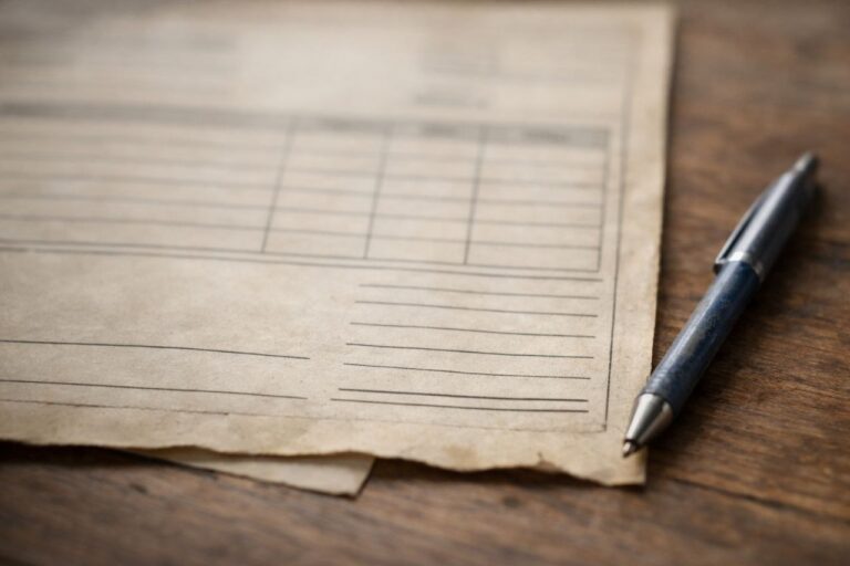 Arztstrafrecht Abrechnungsbetrug — Leeres Abrechnungsformular mit Stift auf Holztisch — §263 StGB §299a StGB