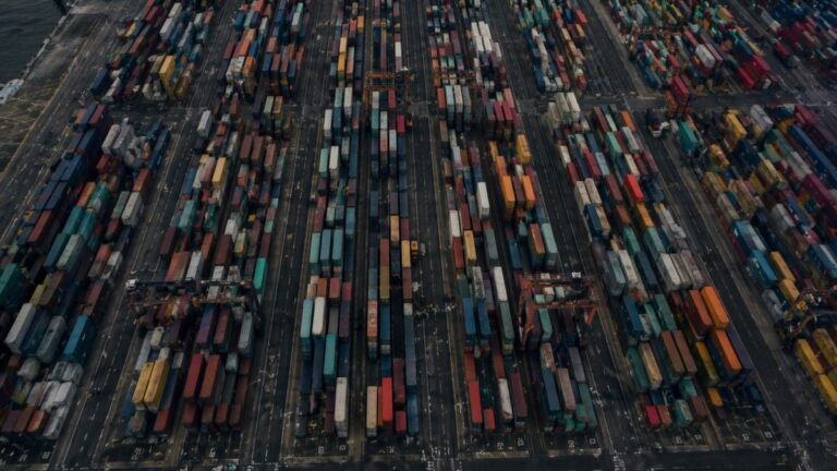 Exportkontrolle Lieferkette — Container Terminal Vogelperspektive Hafen — AWG Sanktionen