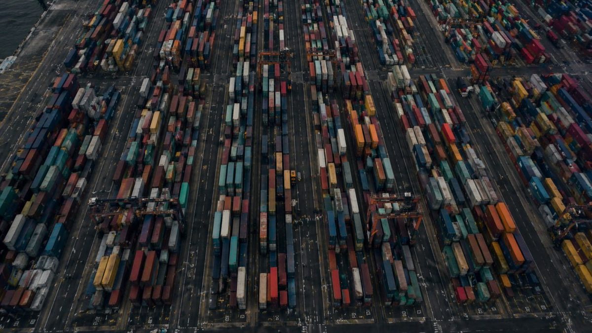 Exportkontrolle Lieferkette — Container Terminal Vogelperspektive Hafen — AWG Sanktionen