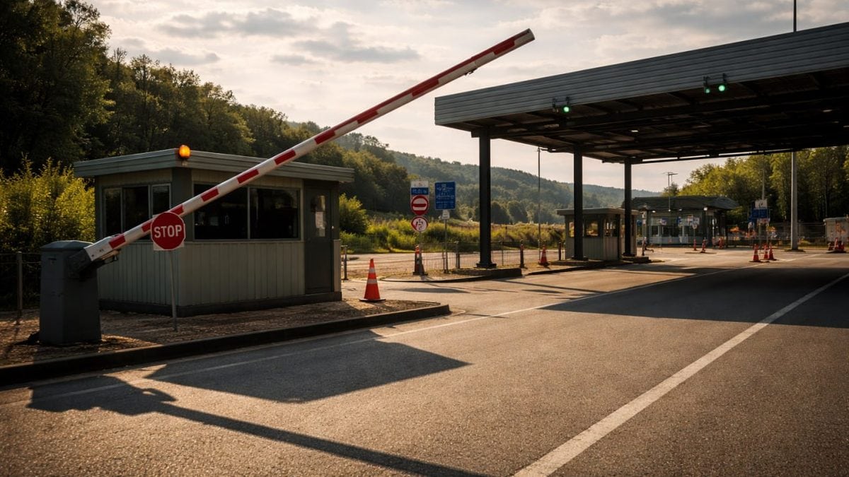 AWG Sanktionen Exportkontrolle — Leerer Grenzübergang Schranke offen — Außenwirtschaftsrecht