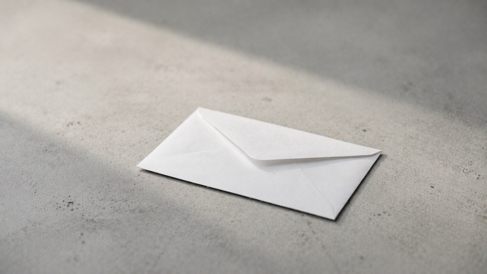 Briefumschlag auf Beton — Whistleblower HinSchG