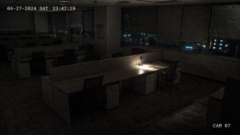Überwachungskamera-Perspektive eines Büros bei Nacht mit Zeitstempel — E-Mail- und Diensthandy-Auswertung, Datenschutz und Beweisverwertung in der internen Untersuchung