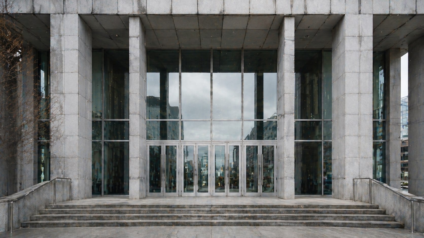 White Collar Crime Germany — Modernes Gerichtsgebäude Eingang — Strafverfahren