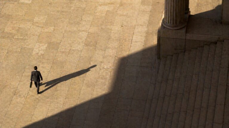 Geschäftsführer mit Aktenkoffer auf sonnigem Gerichtsplatz — persönliche Haftung nach § 43 GmbHG