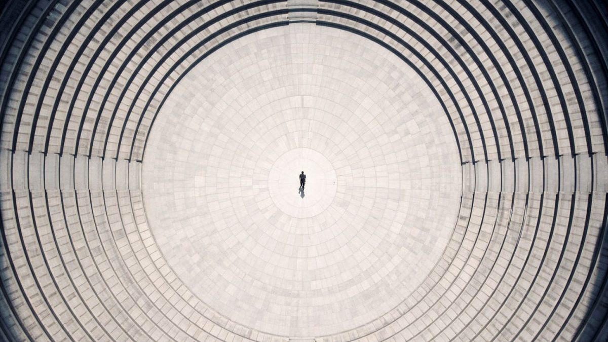 Zuschauereffekt Bystander — Einzelperson Amphitheater Isolation — Sozialpsychologie Compliance