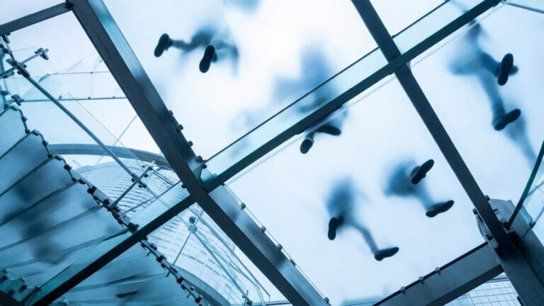 Exportkontrolle Dual-Use AWG Strafbarkeit — Glastreppe anonyme Silhouette — Außenwirtschaftsrecht