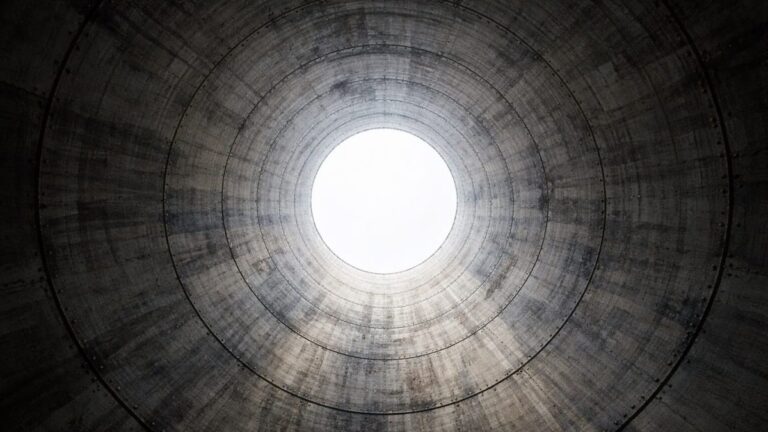 Interne Untersuchungen Compliance — Industrieanlage Kühlturm Beton von innen — Investigations