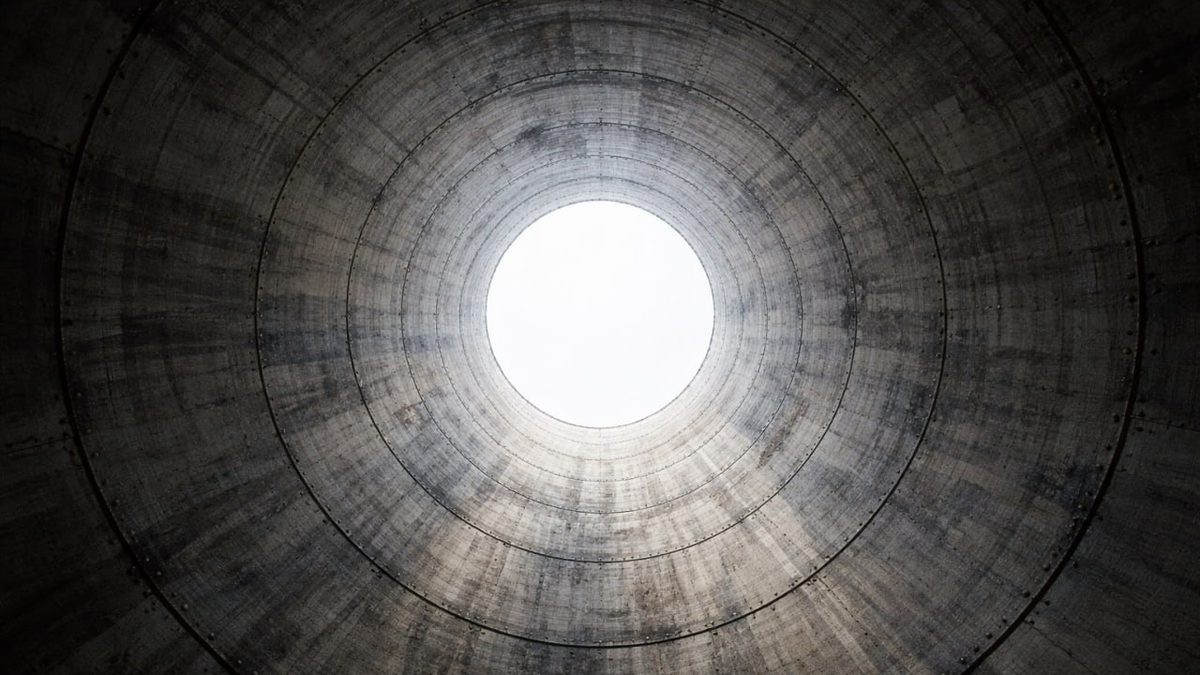 Interne Untersuchungen Compliance — Industrieanlage Kühlturm Beton von innen — Investigations