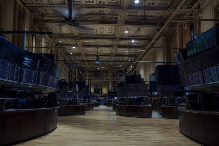 Leerer Börsensaal bei Nacht, dunkle Bildschirme — Kapitalmarktstrafrecht und Insiderhandel