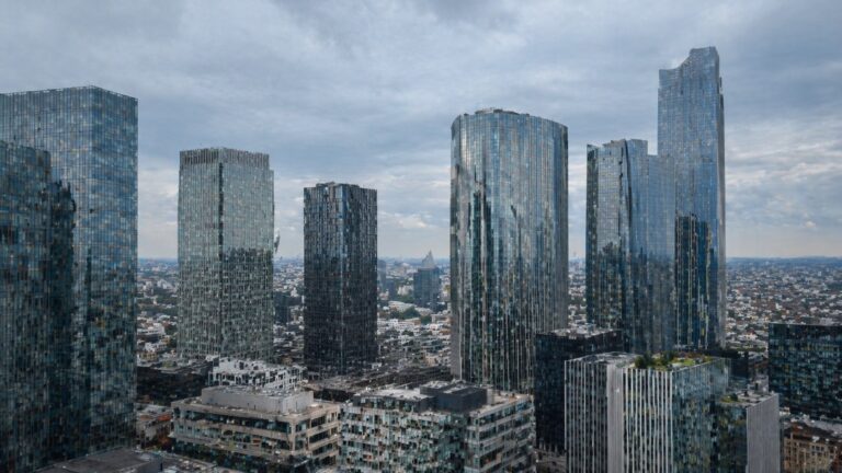 Geldwäsche Steuerhinterziehung EU — Finanzviertel Luftaufnahme — AML Finanzstrafrecht