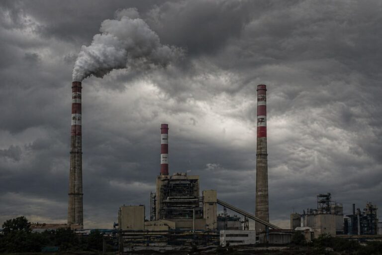 Industriekamine gegen dunklen Gewitterhimmel — Umweltstrafrecht und Compliance-Pflichten