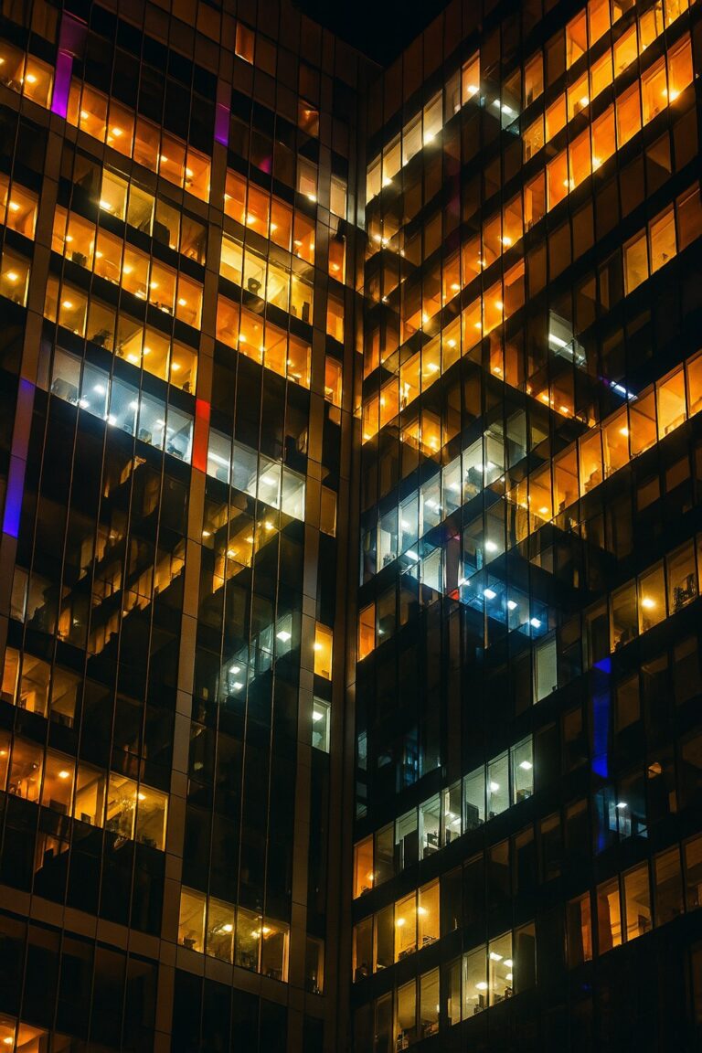 Unternehmensstrafrecht — beleuchtete Bürofassade eines Hochhauses bei Nacht