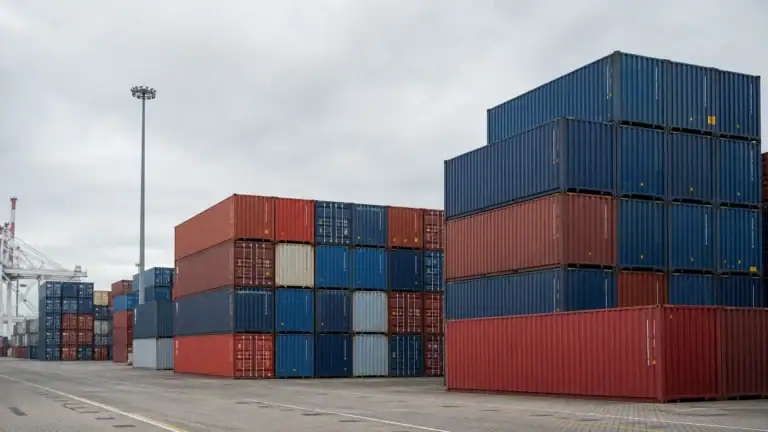 Containerterminal bei Tageslicht — Exportkontrolle und Sanktionen nach dem Außenwirtschaftsgesetz.
