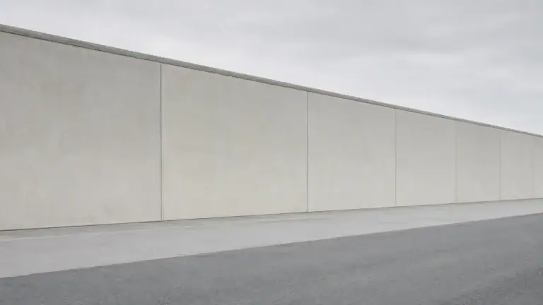 Betonsichtmauer als Perimeterschutz — Symbol für Geheim- und Sabotageschutz im Unternehmen