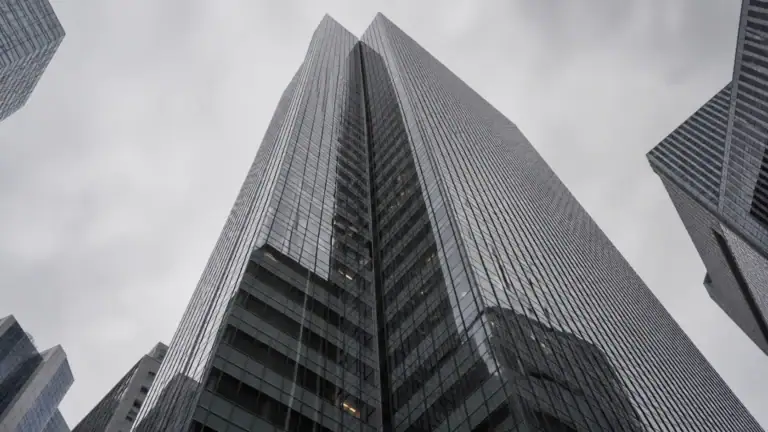 Hochhaus von unten unter bedecktem Himmel — Kapitalmarktstrafrecht, Insiderhandel und Marktmanipulation.