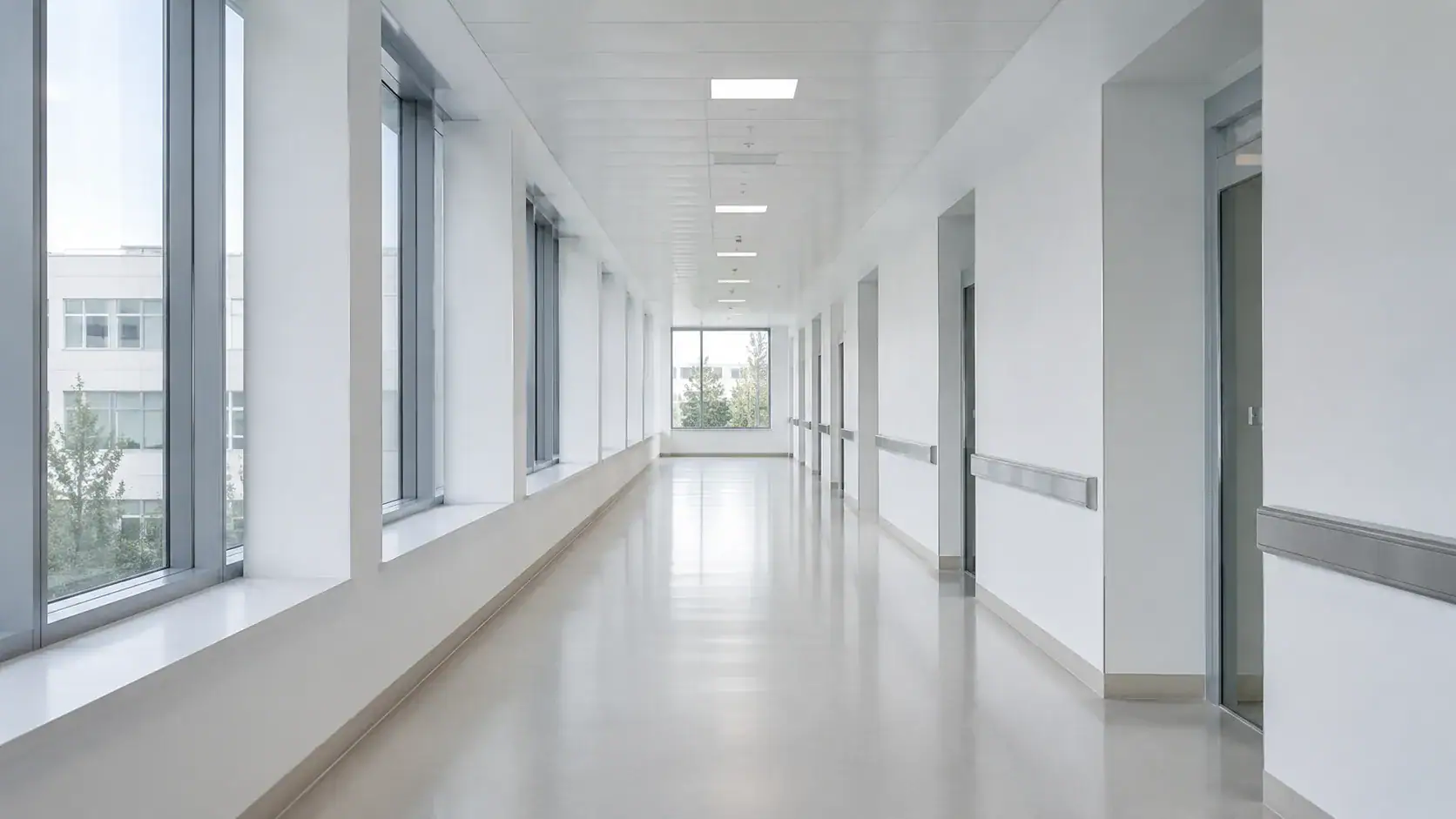 Leerer heller Klinikflur — Abrechnungsbetrug und Pflichten von Ärzten und Krankenhäusern.
