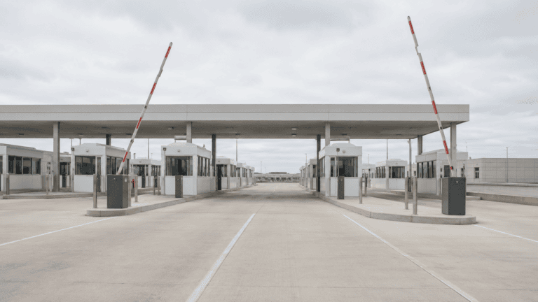 Grenzkontrollanlage mit Schranken — Bereitstellungsverbot und EU-Sanktionslistung nach § 18 AWG