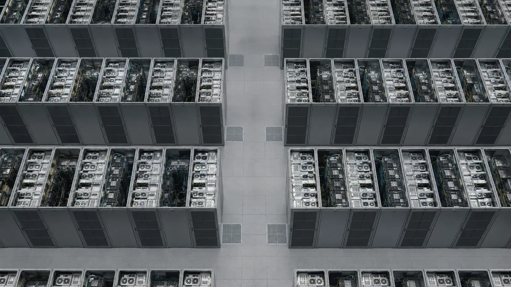 Draufsicht auf Serverracks in einem Rechenzentrum — KI-Governance und Aufsichtspflichten im Unternehmen.