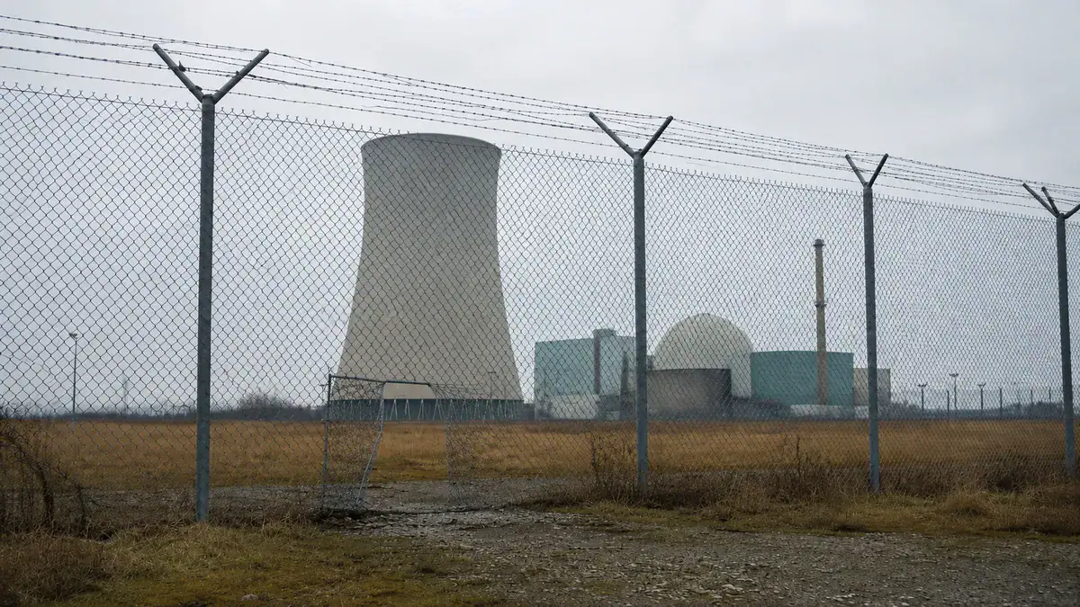 Kraftwerk hinter Sicherheitszaun — physische Resilienz kritischer Infrastruktur nach dem KRITIS-Dachgesetz.