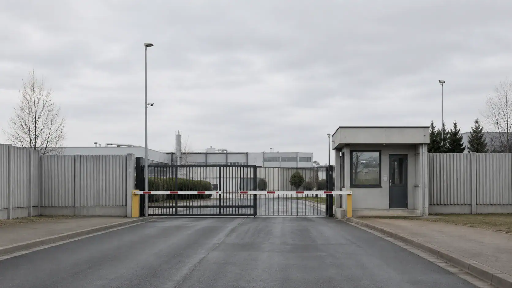 Zutrittskontrolle an einem Industriestandort als Sinnbild für Wirtschaftsschutz-Compliance im Unternehmen