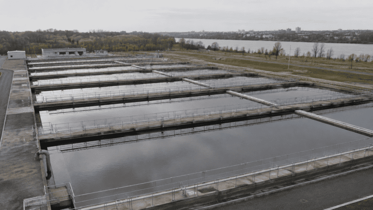 Industrieanlage hinter Gittertor — unerlaubtes Betreiben von Anlagen nach § 327 StGB. (KI-generiert)