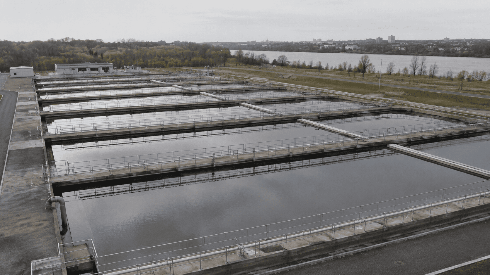 Industrieanlage hinter Gittertor — unerlaubtes Betreiben von Anlagen nach § 327 StGB. (KI-generiert)