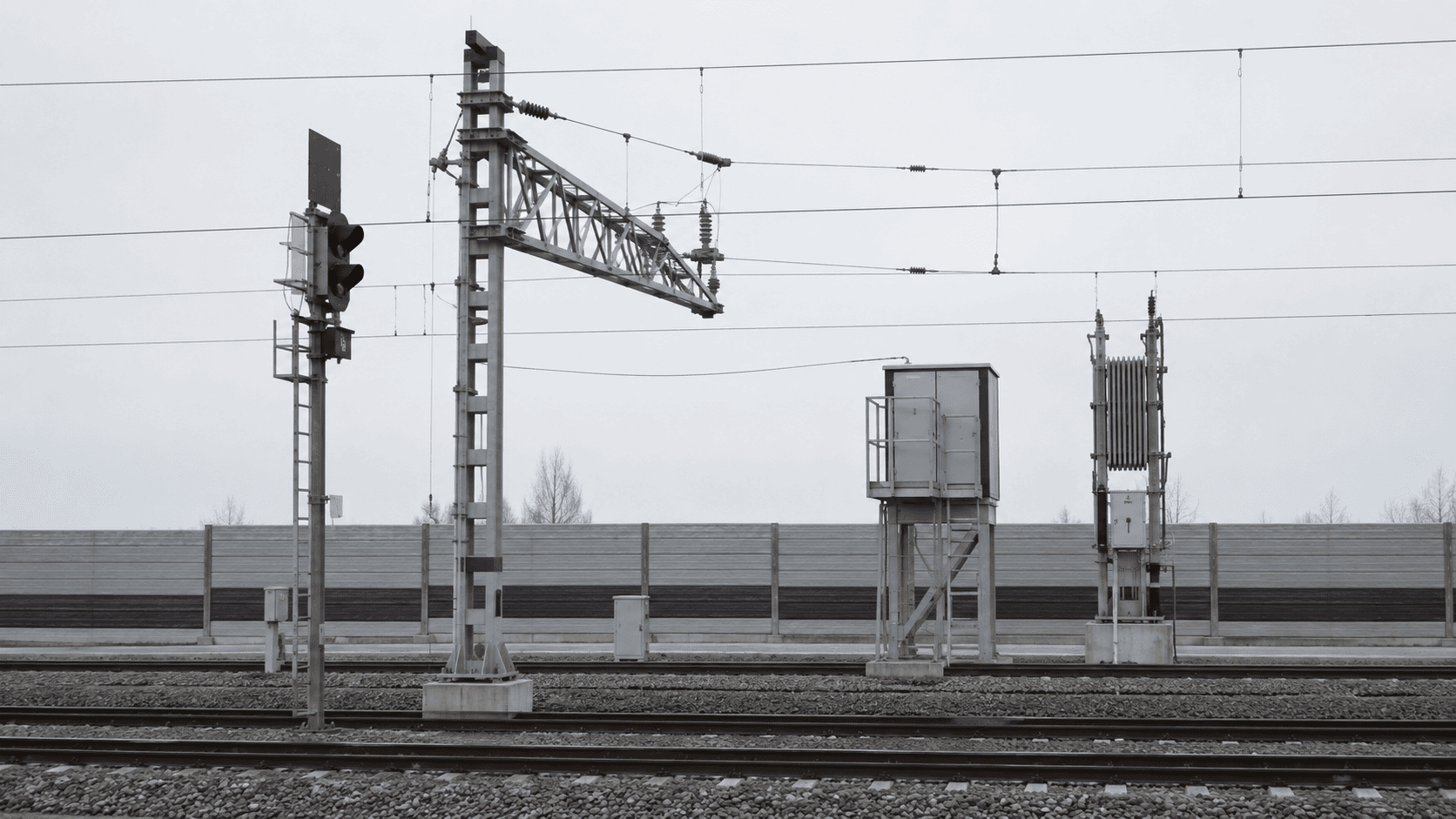 Kritische Bahninfrastruktur mit Signalmasten und Hochspannungsleitungen — Objekte verdeckter Auskundschaftung durch Low-Level-Agenten nach § 99 StGB.