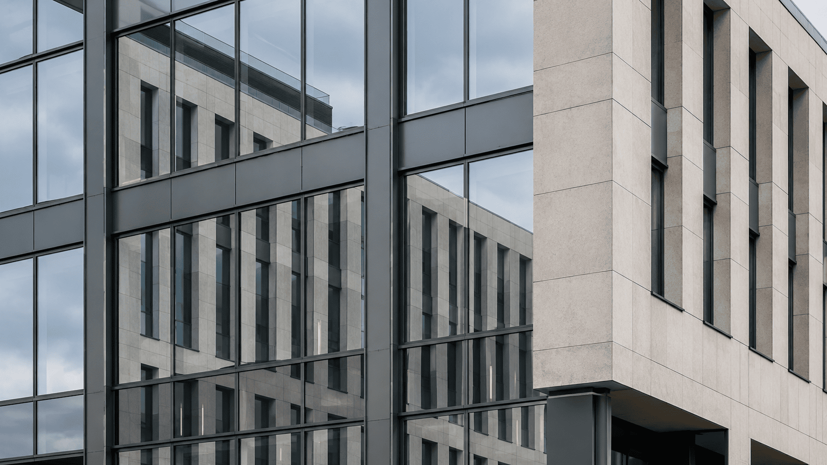 Modernes Bürogebäude mit Glasfassade – Mitwirkungspflichten Unternehmen Nachrichtendienstrecht