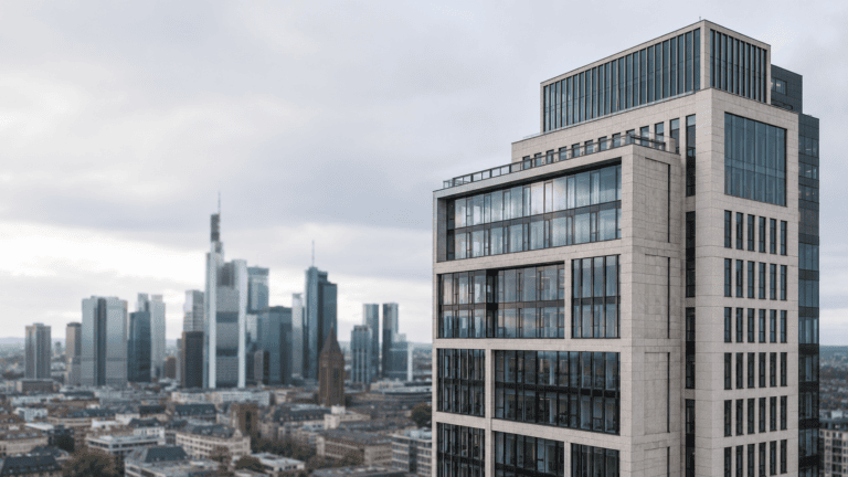 Frankfurter Skyline mit modernem Hochhaus im Vordergrund — OLG Frankfurt 3 Ws 231/24, Eröffnungsbeschluss im ersten Cum/Cum-Strafverfahren.