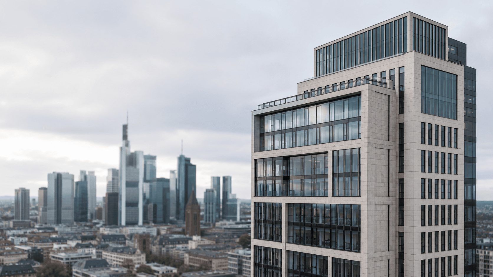 Frankfurter Skyline mit modernem Hochhaus im Vordergrund — OLG Frankfurt 3 Ws 231/24, Eröffnungsbeschluss im ersten Cum/Cum-Strafverfahren.