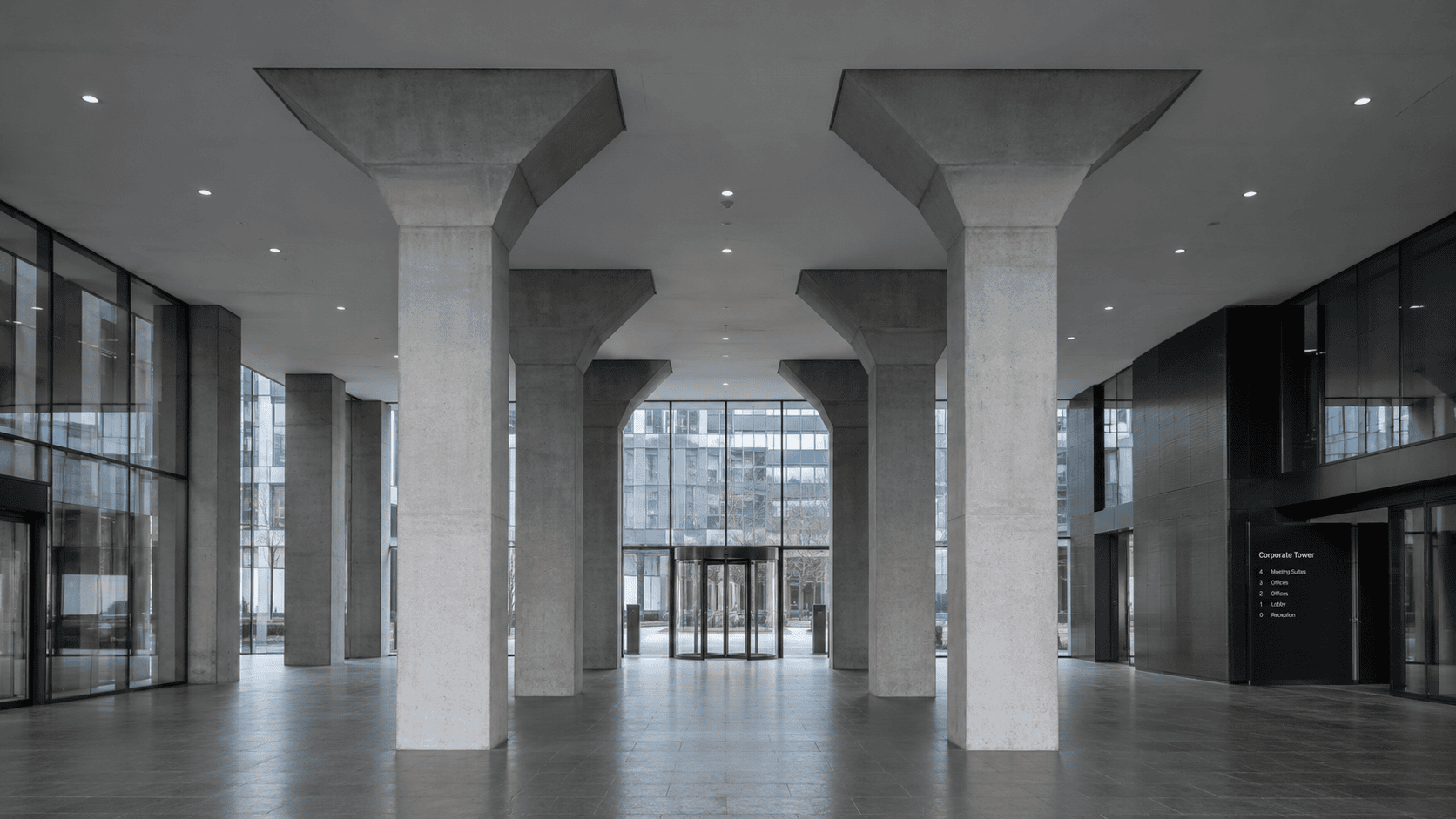 Eingangshalle eines Corporate Tower mit tragenden Betonstützen — Symbol für Organhaftung und § 346 UmwG (Symbolbild, KI-generiert)