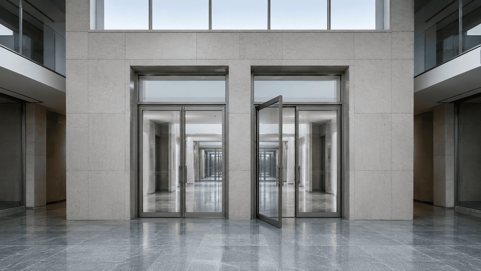 Symmetrische Glastüren im Unternehmenseingang — Doppelstruktur als Metapher für Beihilfe zur Untreue.