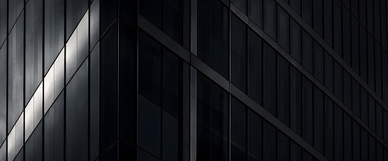Dunkle Glasfassade mit diagonalem Lichtstreif — Symbolbild Wirtschaftsstrafrecht und Criminal Compliance (KI-generiert) (Symbolbild, KI-generiert)