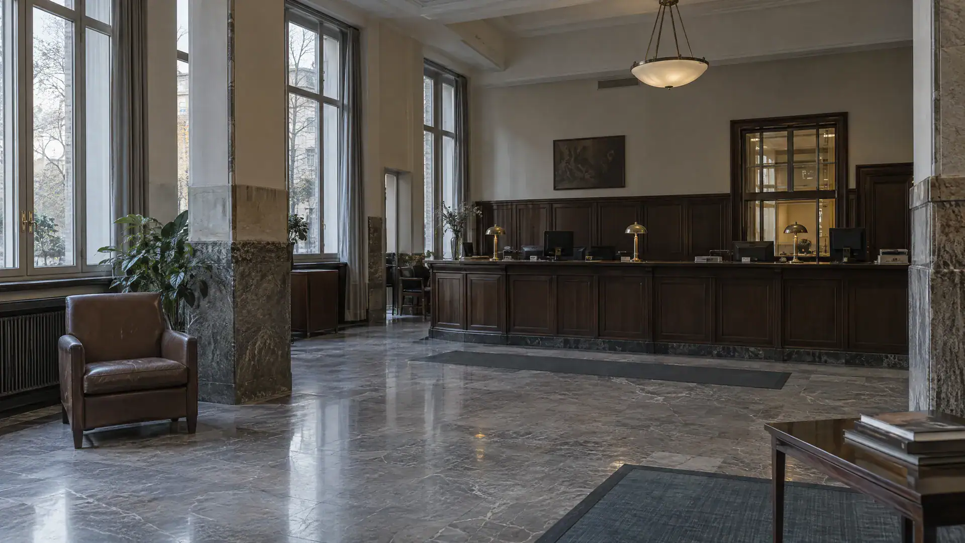 Kundenhalle einer Privatbank mit Steinboden, dunklem Holztresen und Messingleuchten (Symbolbild, KI-generiert)